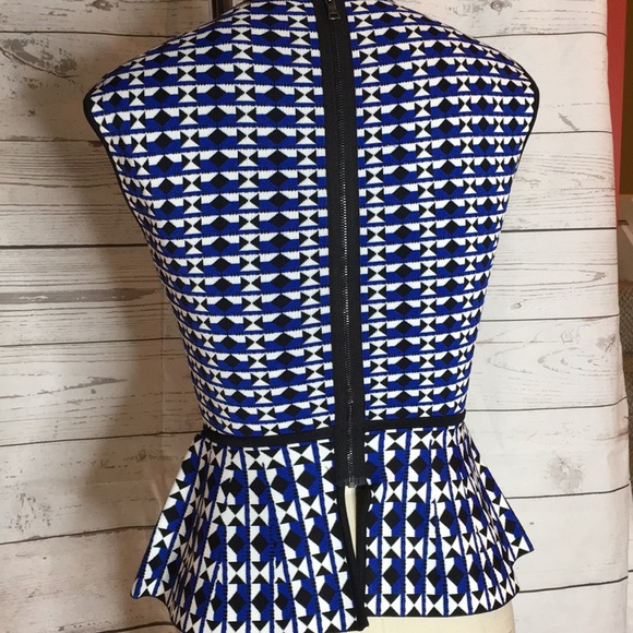 BCBGMAXAZRIA PRINT STRETCH HEVRE TYPE PEPLUM TOP - Picture 5 of 7